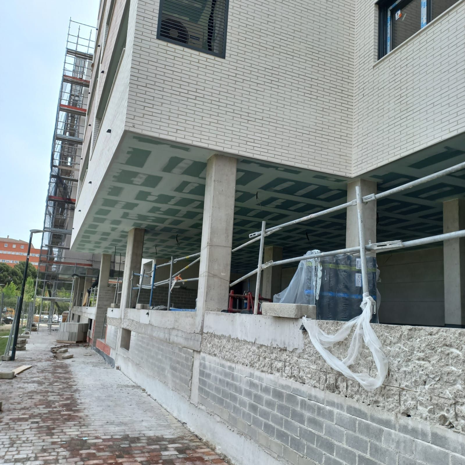 Un edificio en construcción con andamios a un lado.