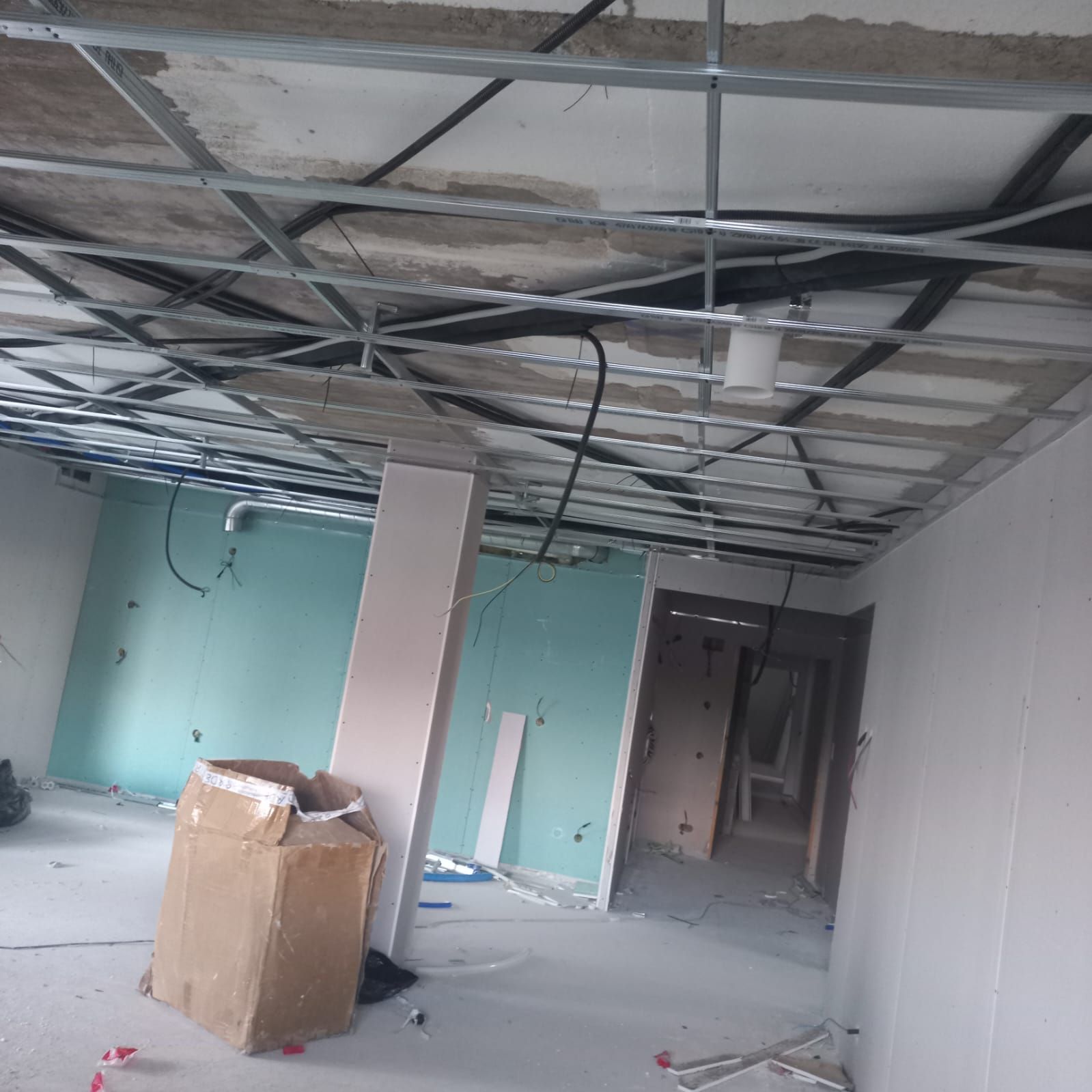 Una habitación vacía con una caja de cartón en el suelo