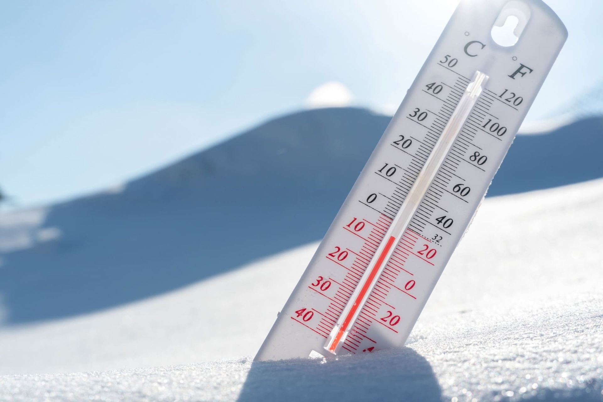 Un termómetro está sobre un campo cubierto de nieve.
