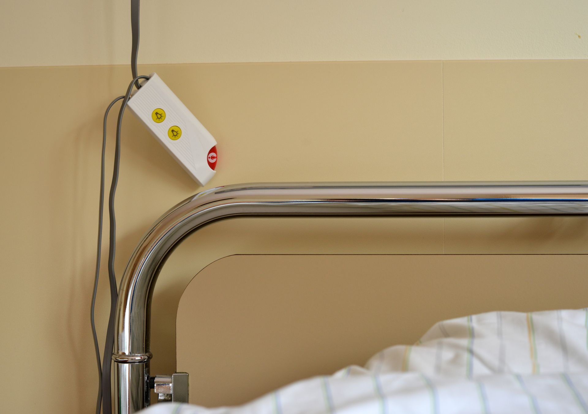 Bouton d'appel d'urgence installé près d'un lit d'hôpital.