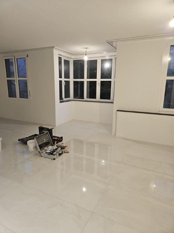 Baustelle: Gelbe Holzschalungen umgeben die Bewehrung, bereit zum Betonieren.