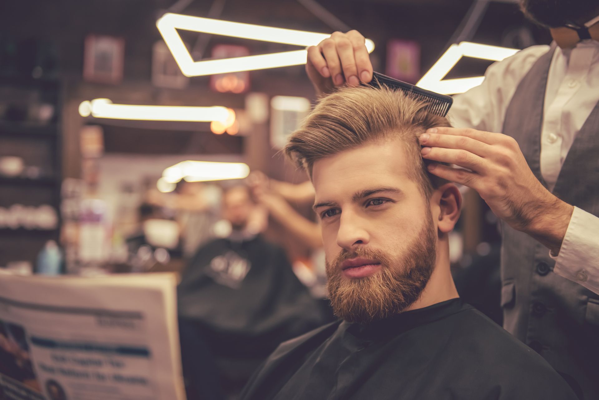 Photo d'un homme qui se fait couper les cheveux représentant la page Homme