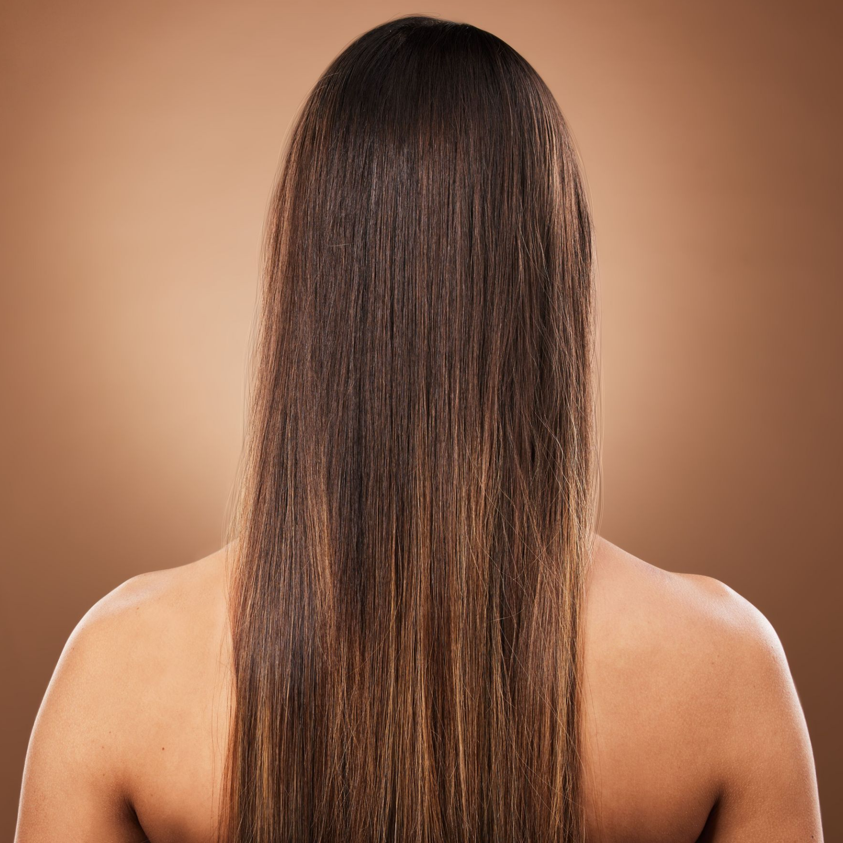 Vue de dos d'une personne aux longs cheveux châtains et lisses