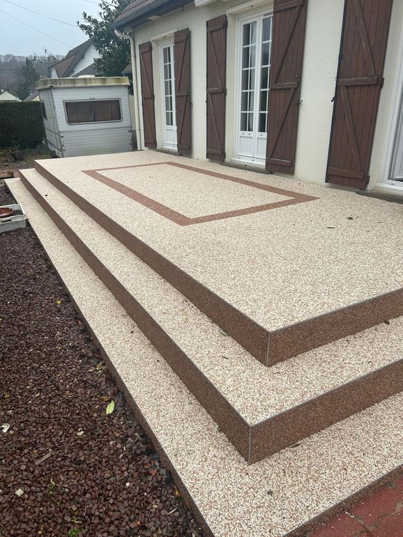 Photo d'une terrasse de maison en résine de marbre