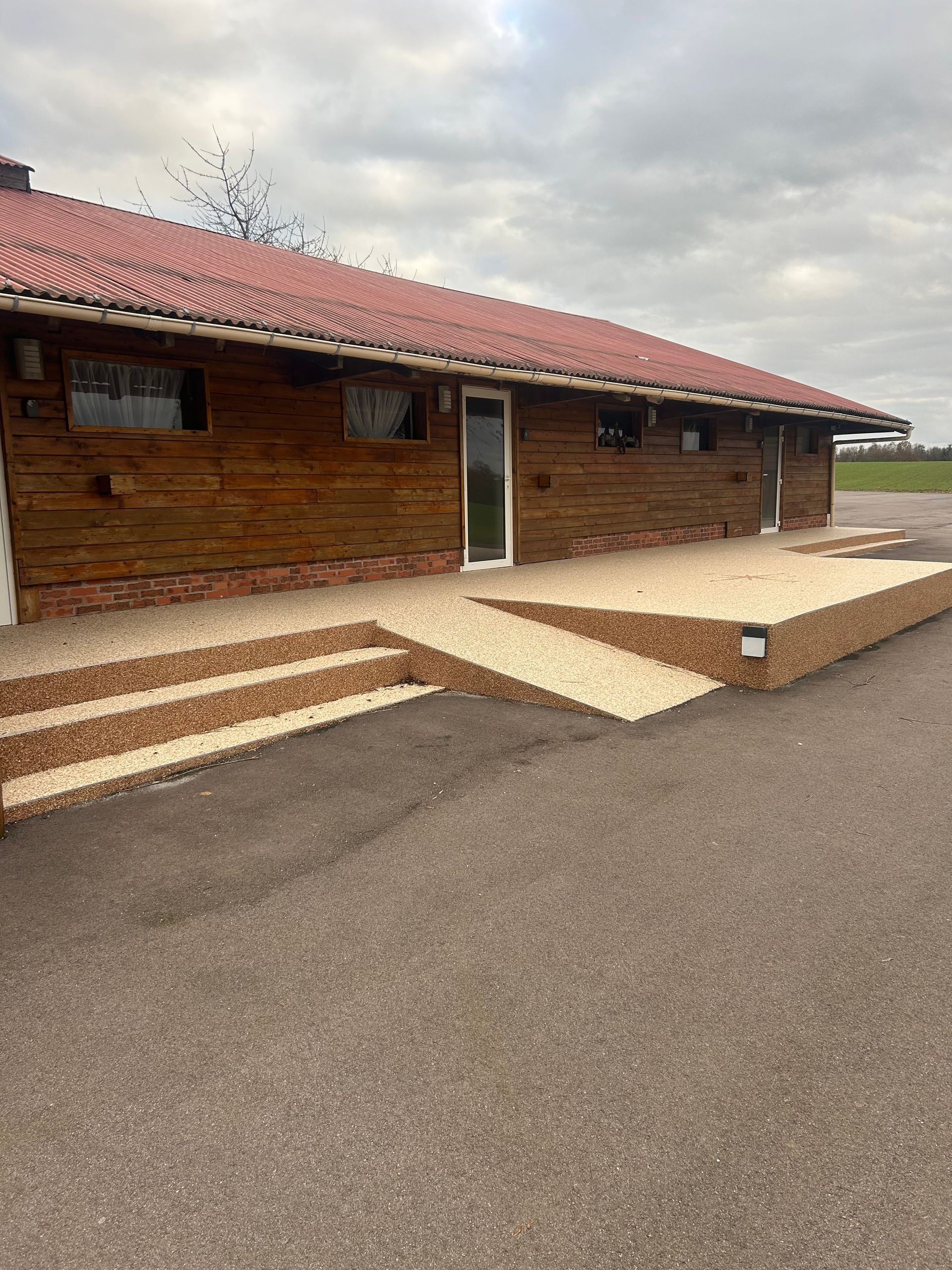 Photo d'un aménagement extérieur en résine de marbre