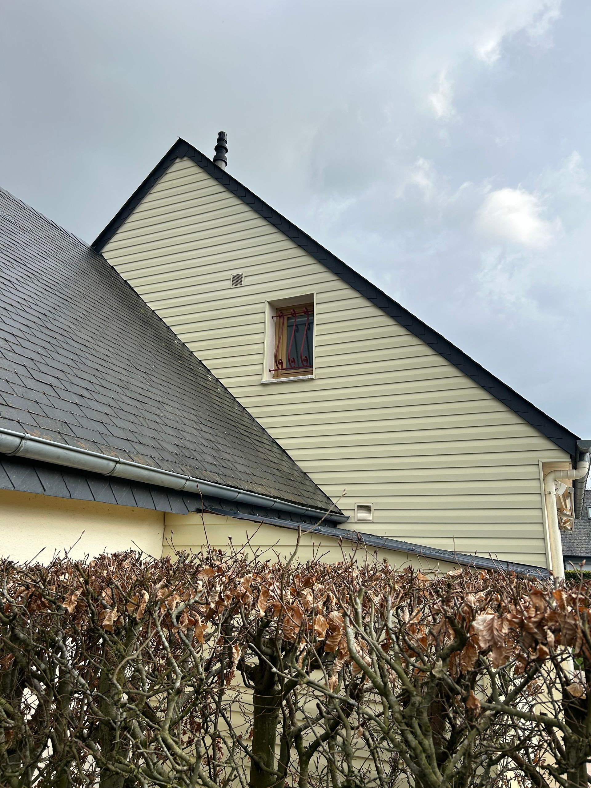 Photo de maison à deux toitures