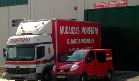 Un camión rojo que dice mudanzas porfirio.