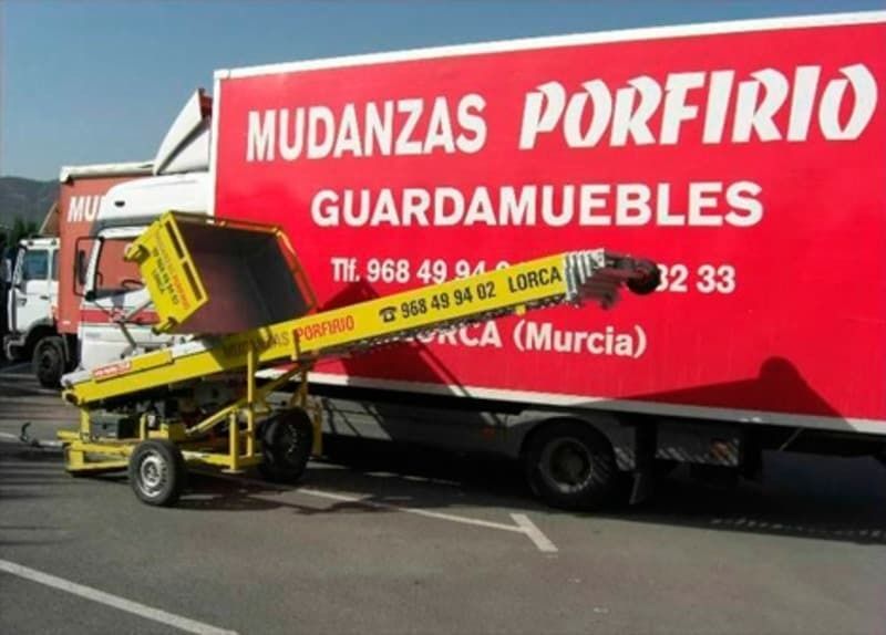 Un camión rojo con la palabra mudanzas.
