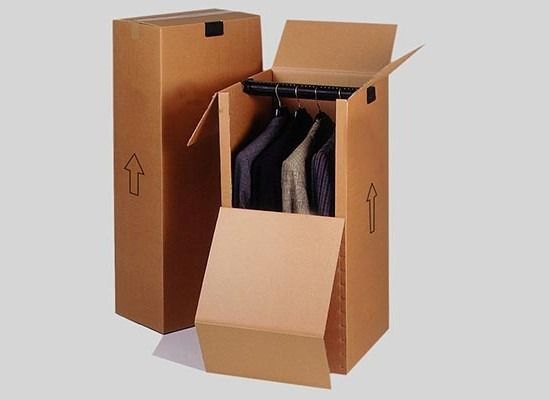 Una caja de cartón con una percha dentro