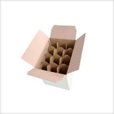 Una caja de cartón llena de botellas sobre un fondo blanco.