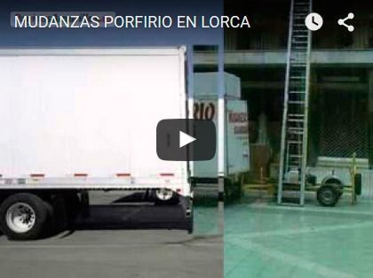 Un camión blanco está estacionado en un estacionamiento al lado de una escalera..