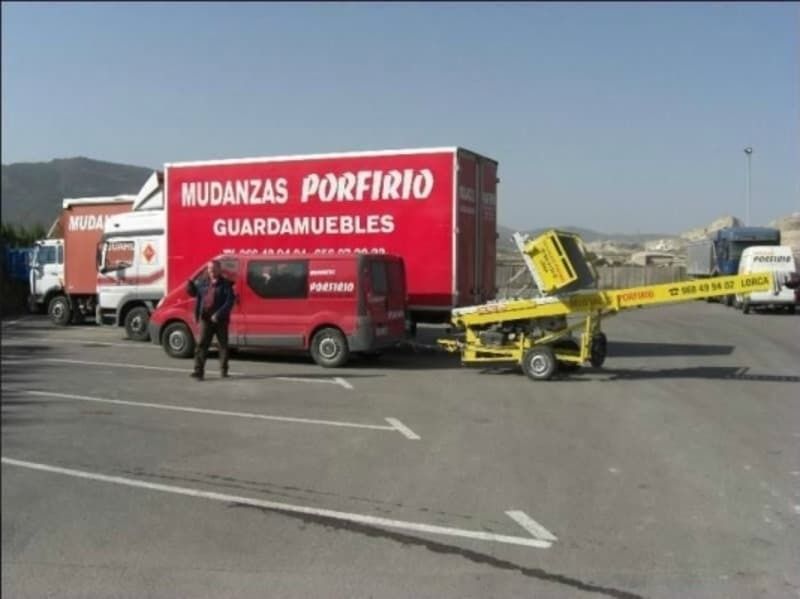 Un camión rojo que dice mudanzas porfirio.