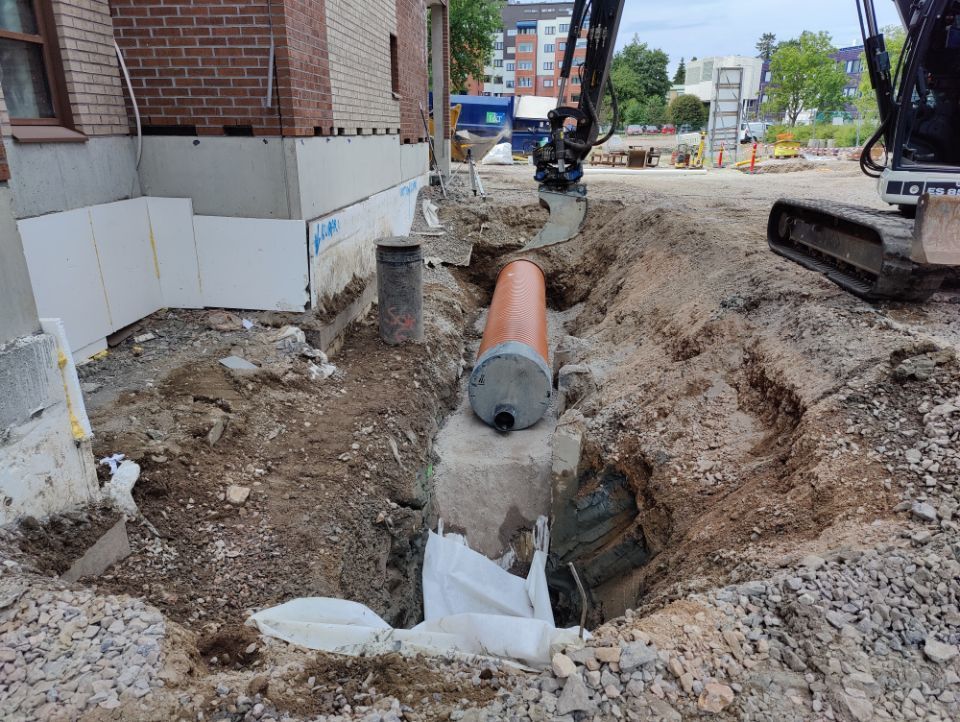 Putken kaivaminen maan alle