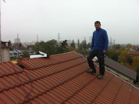 Technicien sur un toit