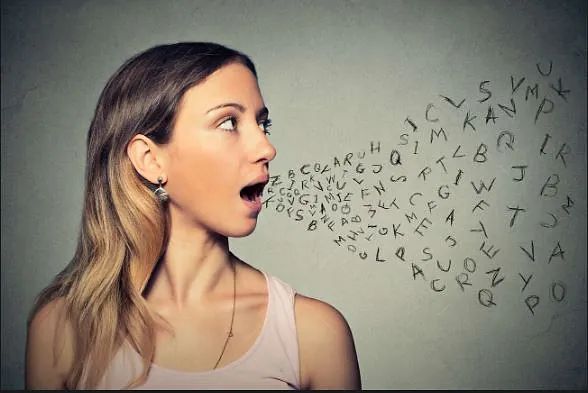 Una mujer habla con letras que salen de su boca.