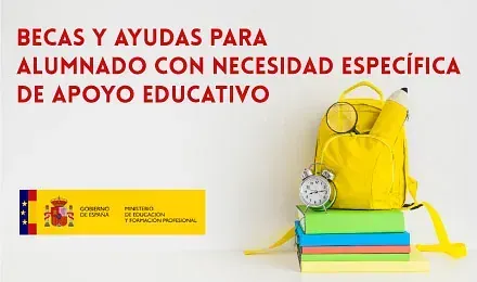Una mochila amarilla está encima de una pila de libros.