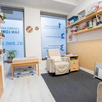 Una habitación con una silla y una ventana con el número 3.