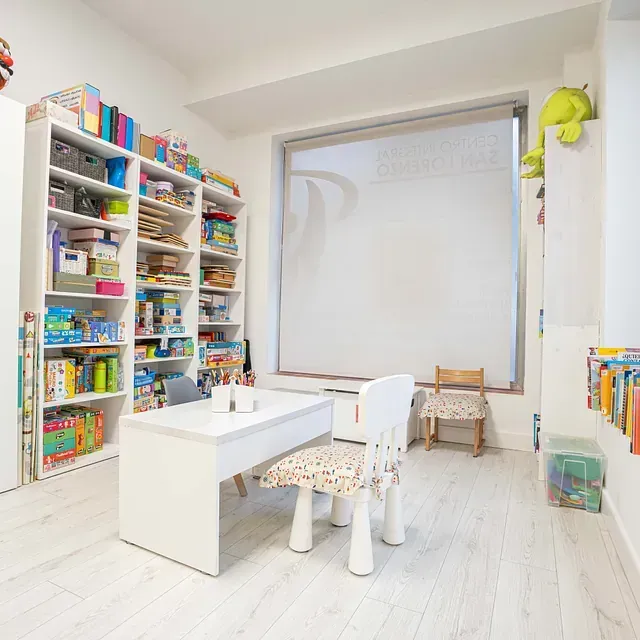 Una sala de juegos para niños con mesa y sillas