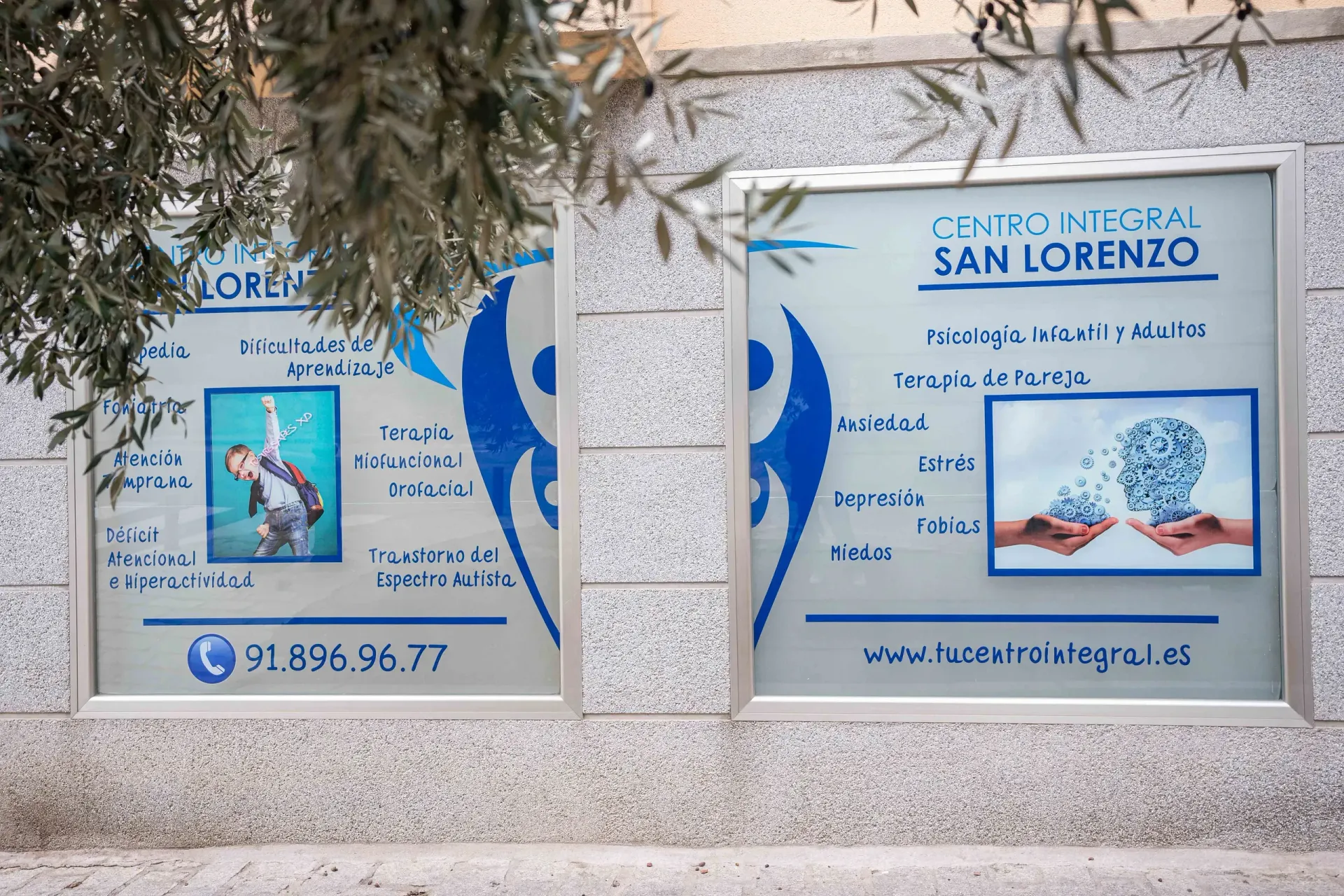 Un edificio con un cartel que dice Centro de San Lorenzo.