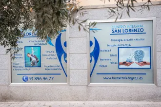 Un edificio con un cartel que dice Centro de San Lorenzo.
