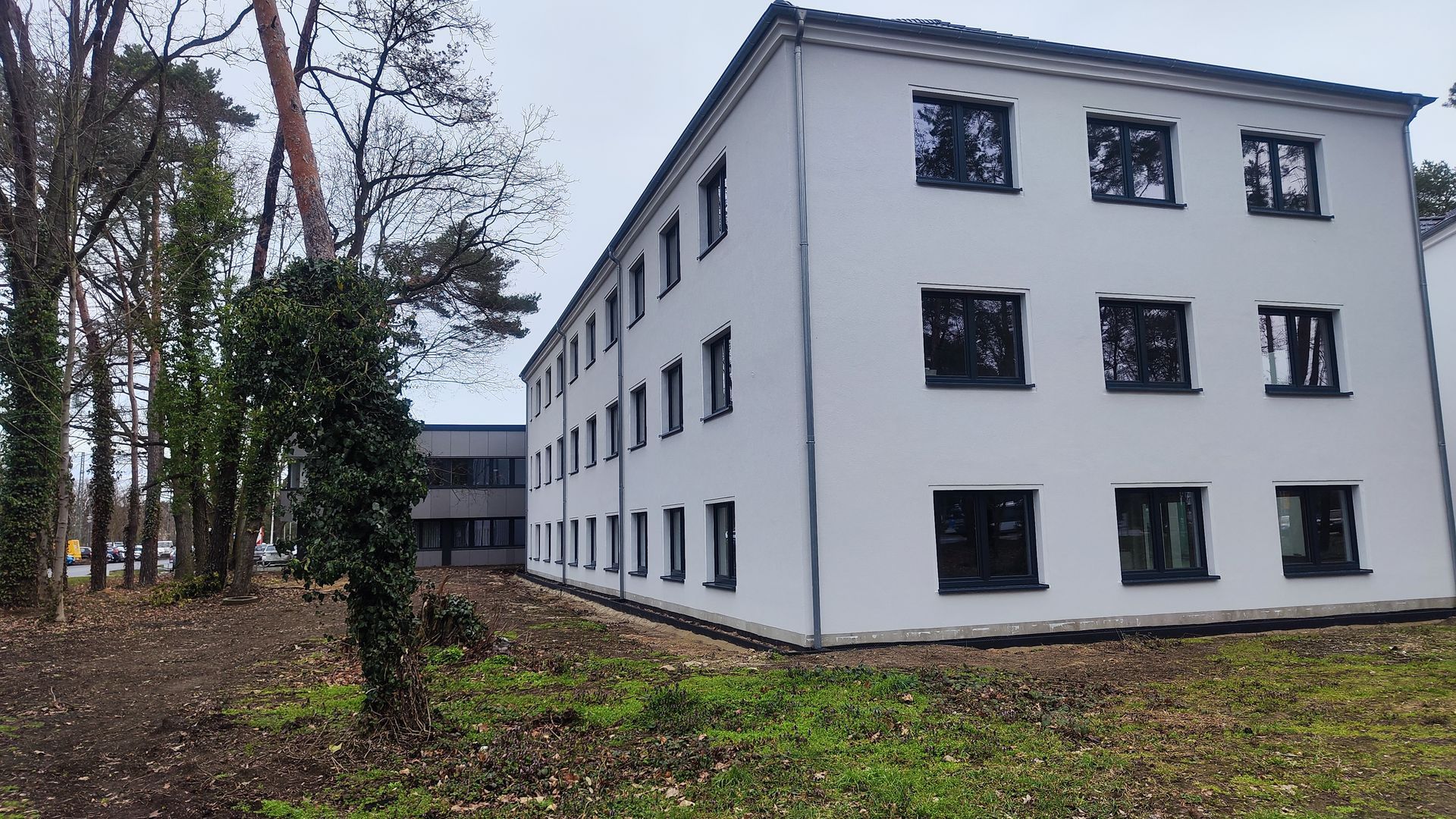 Techniker an Stromkasten