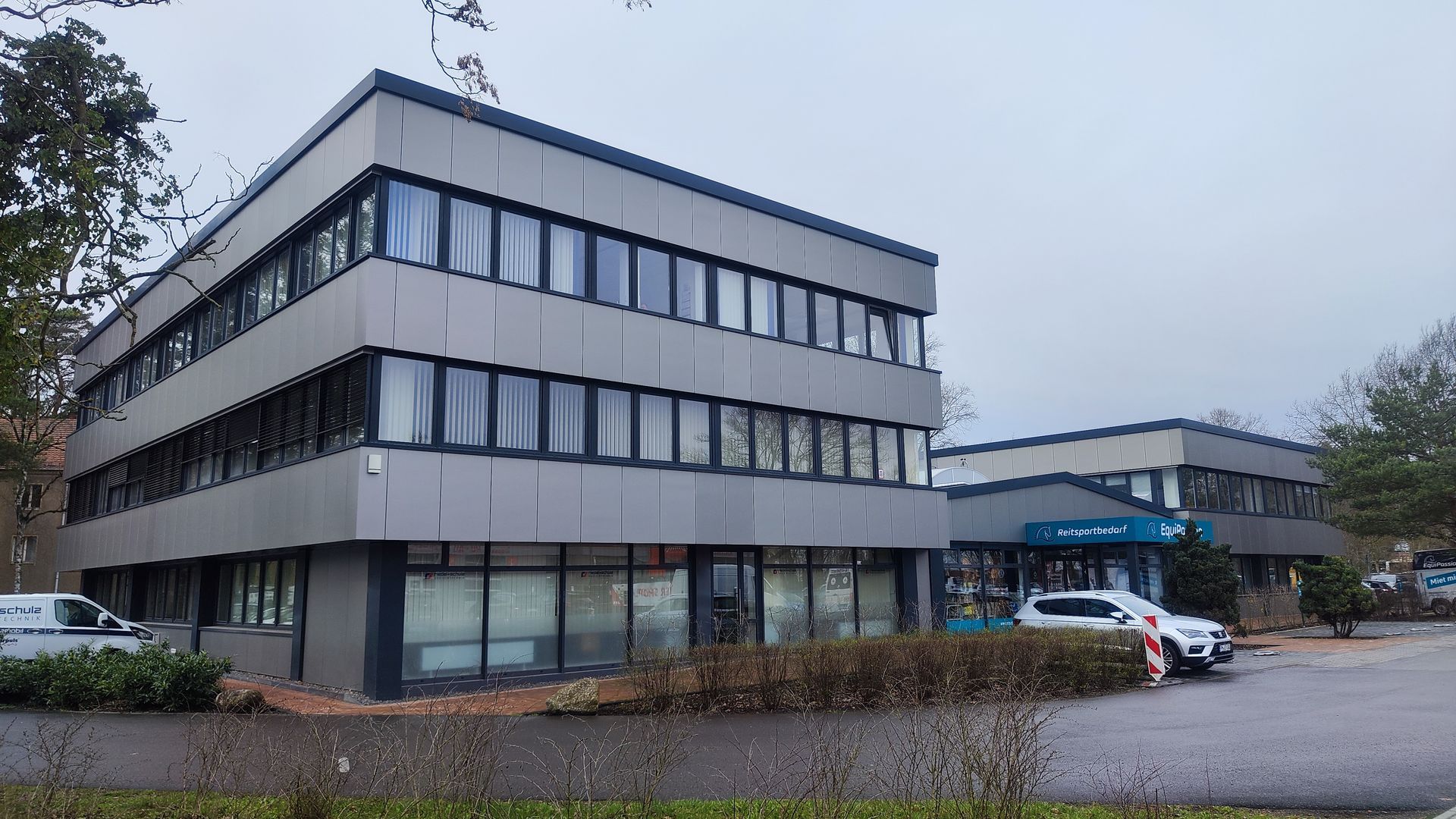 Technikerin an Stromkasten