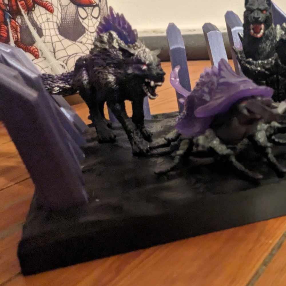 Eine schwarze Wolfsgestalt stürzt sich auf ein lila insektenartiges Wesen auf schwarzem Grund mit stilisierten lila Stacheln.