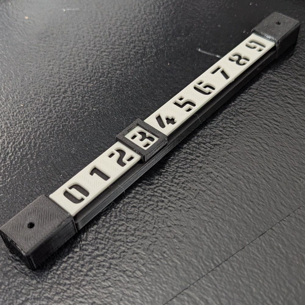 Ein schwarz-graues Zahlenschablonenwerkzeug mit der Aufschrift „3“.