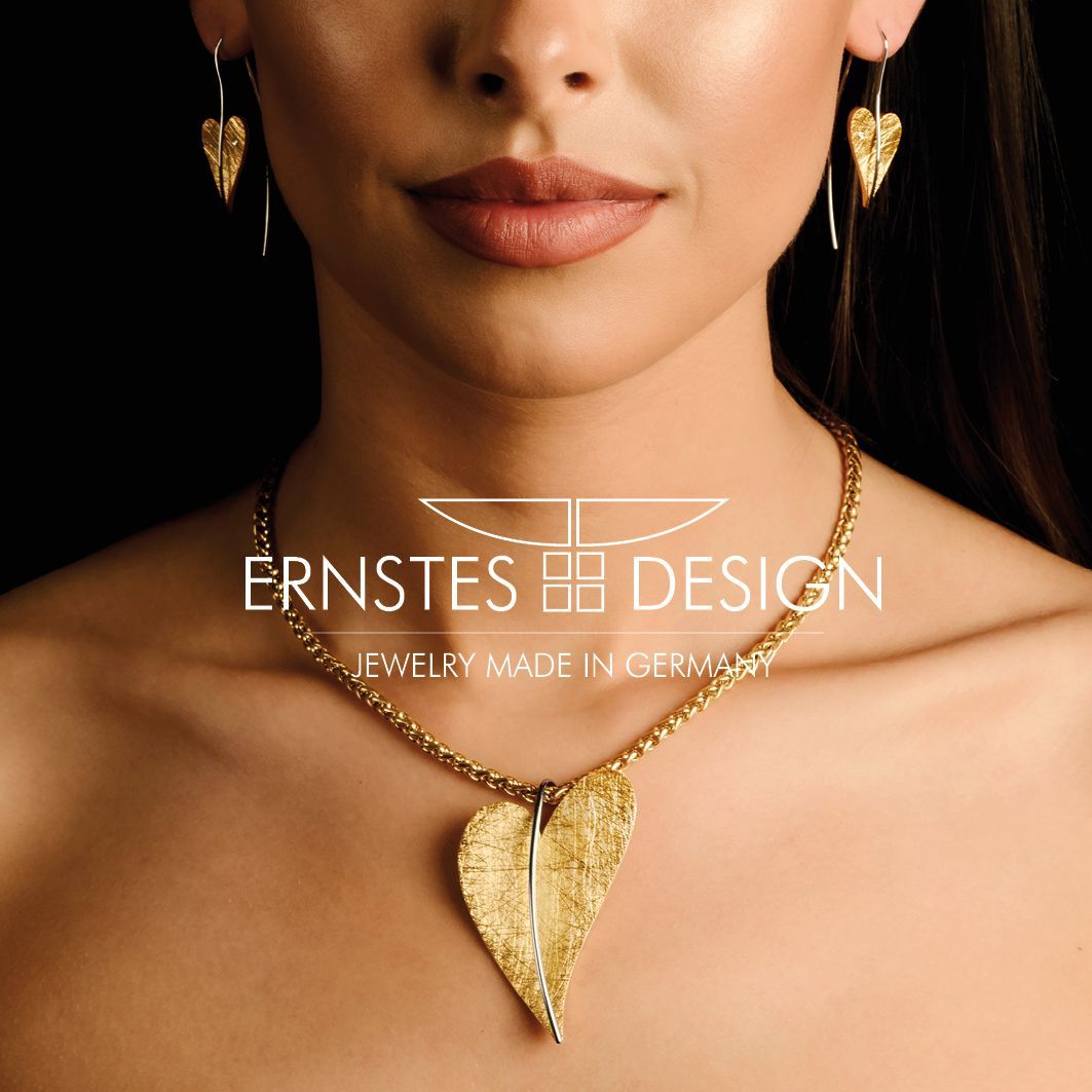 Ernstes Design - Jewerly made in Germany , Bild einer Frau mit Goldhalskette