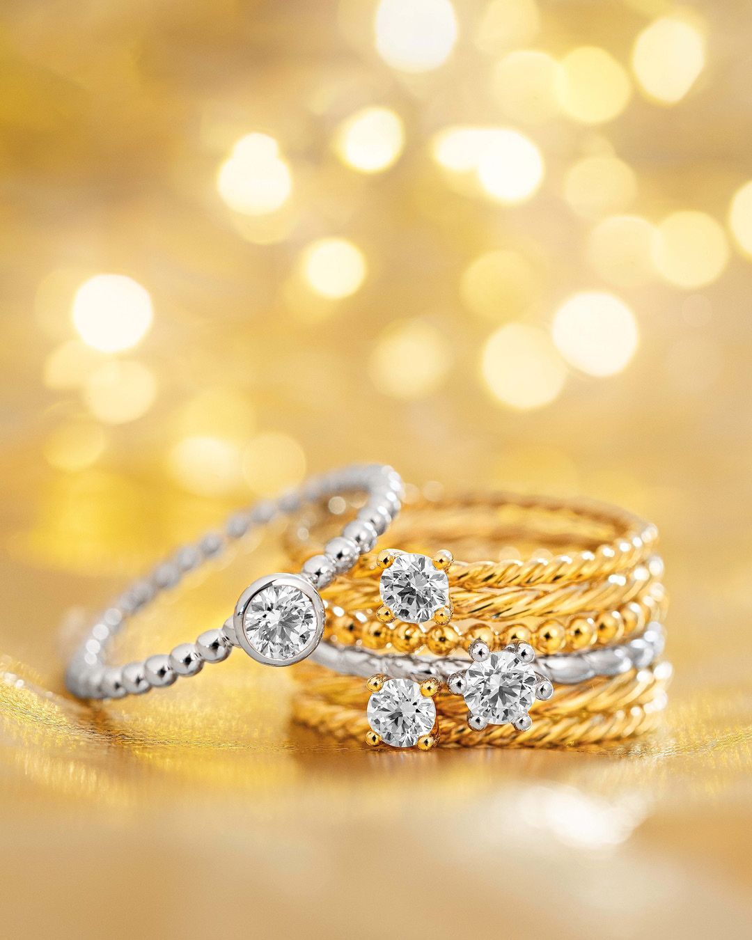 Bild von goldenen und silbernen Ringen