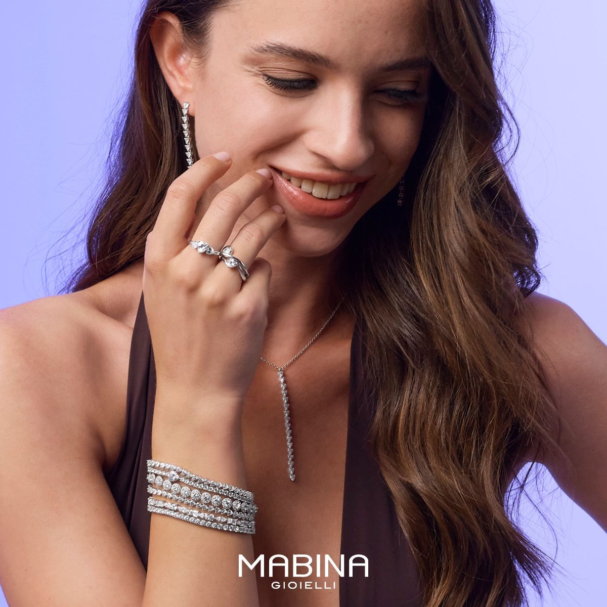 Lächelnde Frau trägt Silberschmuck