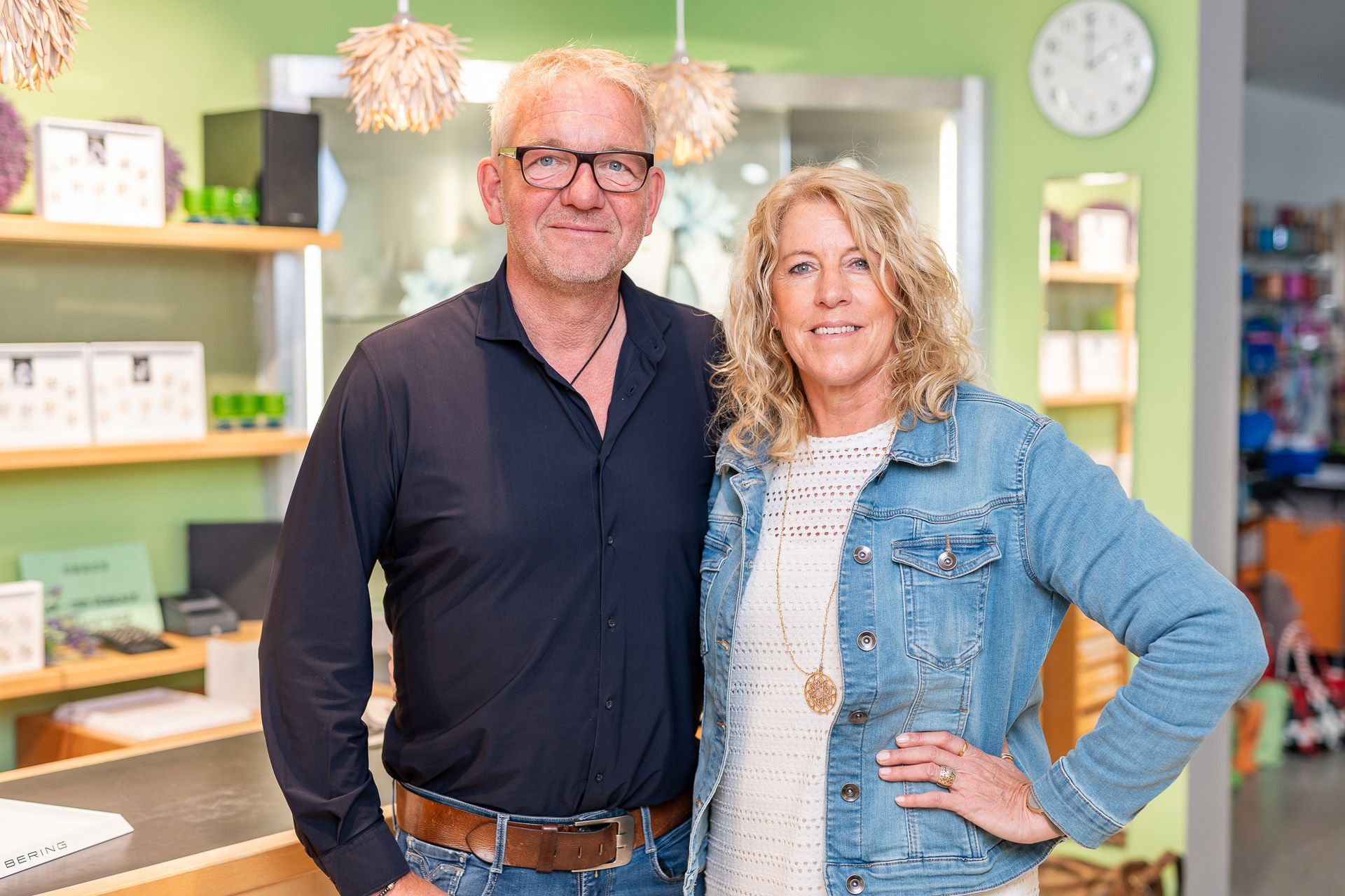 Bild einer Frau mit Schmuck-Geschenkbox