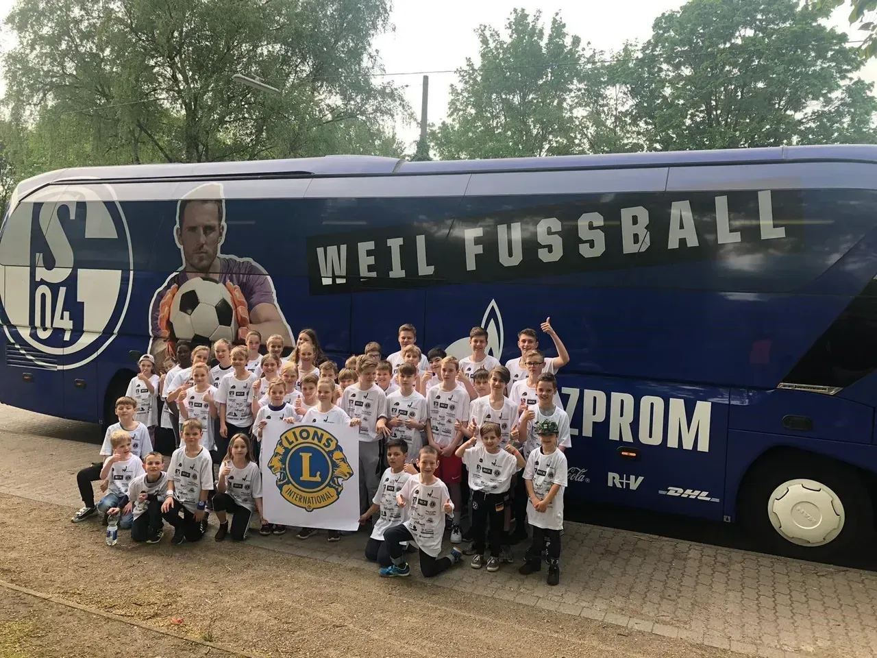 Schalke 04 Mannschaftsbus mit Menschengruppe