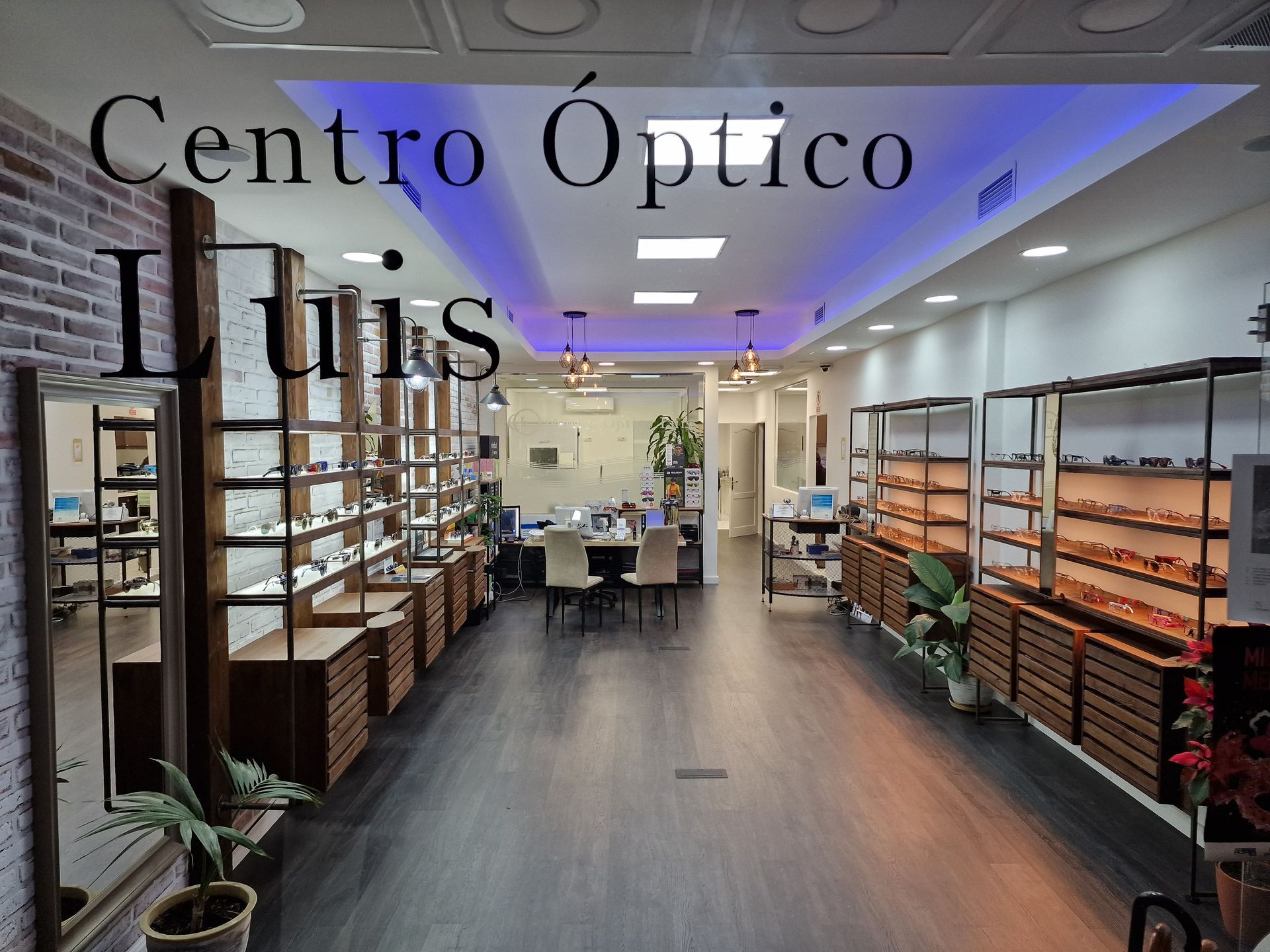 Una sala de espera con un cartel en la pared que dice 6d