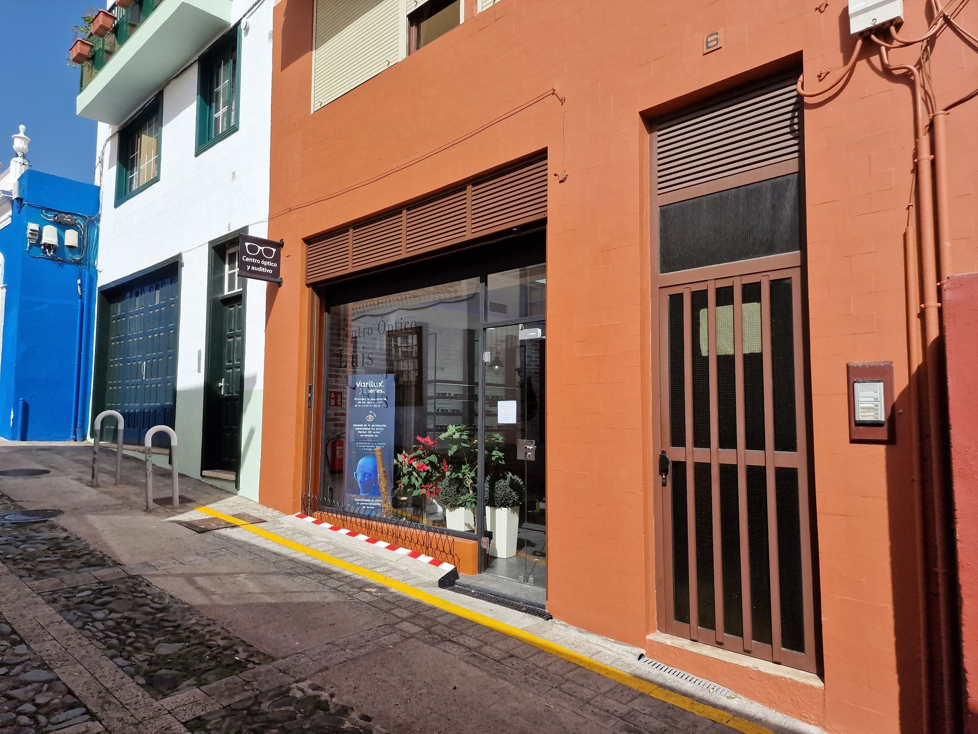 Un edificio con un cartel que dice 'a' en él