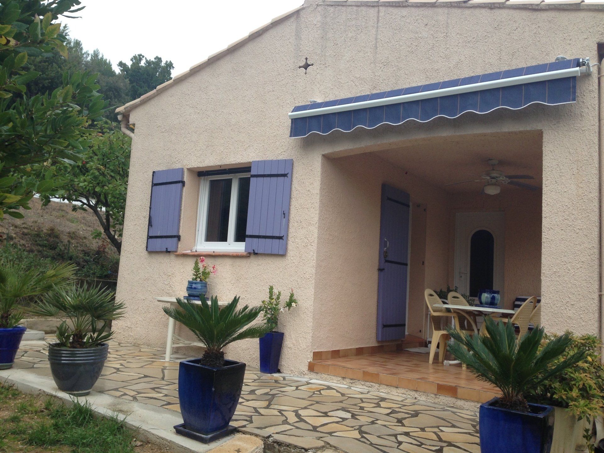 Ensemble de store et corbeille