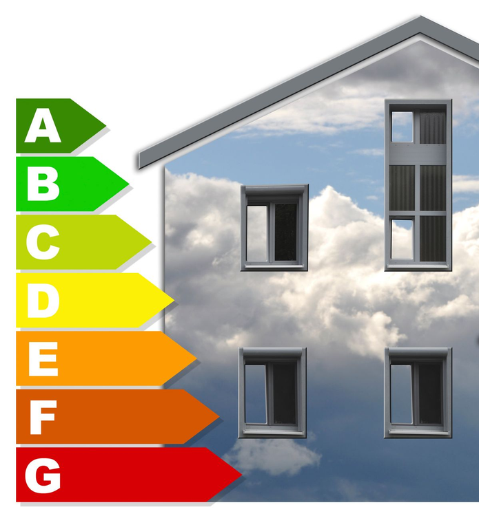 Un bâtiment avec un ciel rempli de nuages, à côté d'une échelle d'évaluation de l'efficacité énergétique allant de A (vert) à G (rouge).