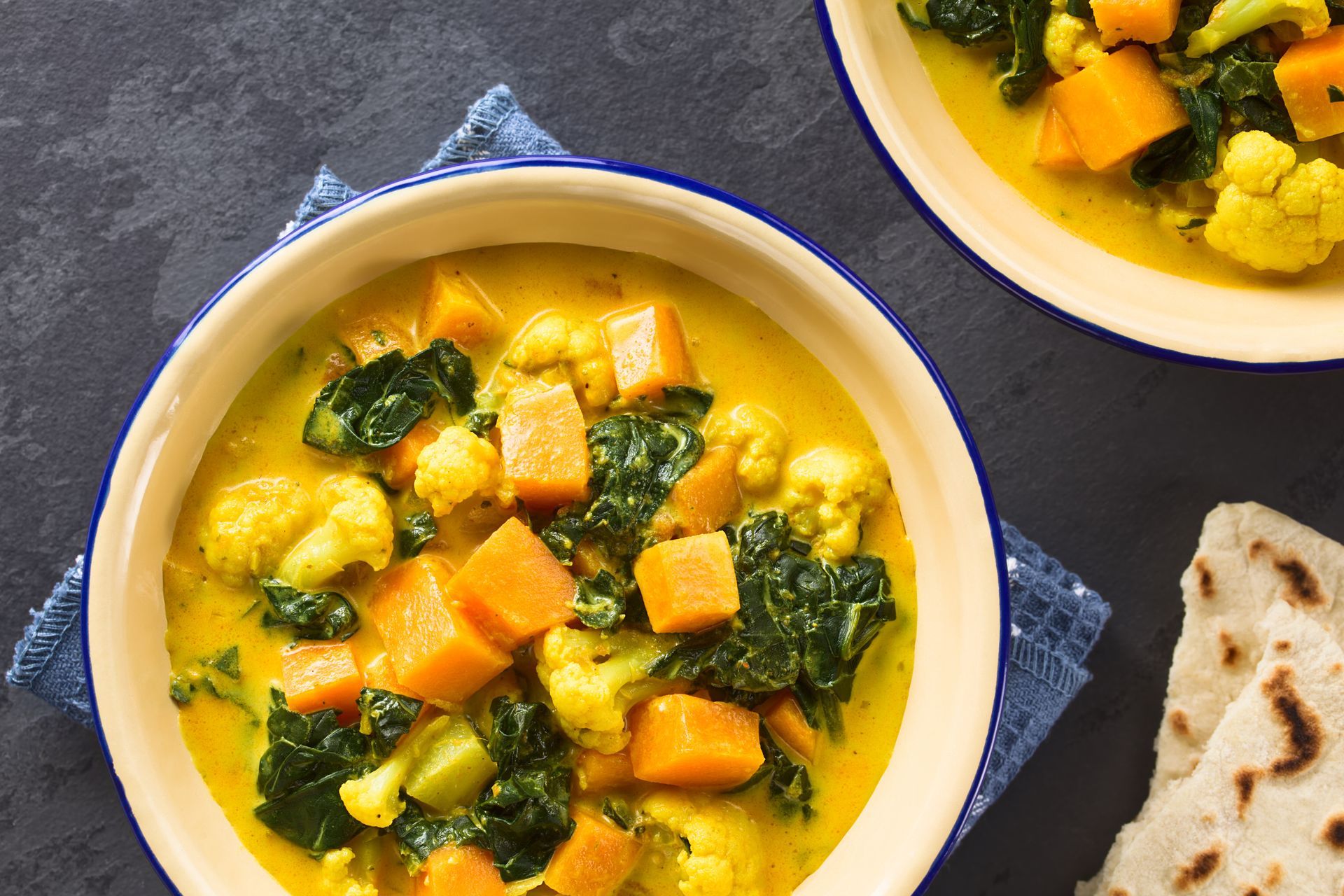 Plat avec des légumes et de la sauce au curry