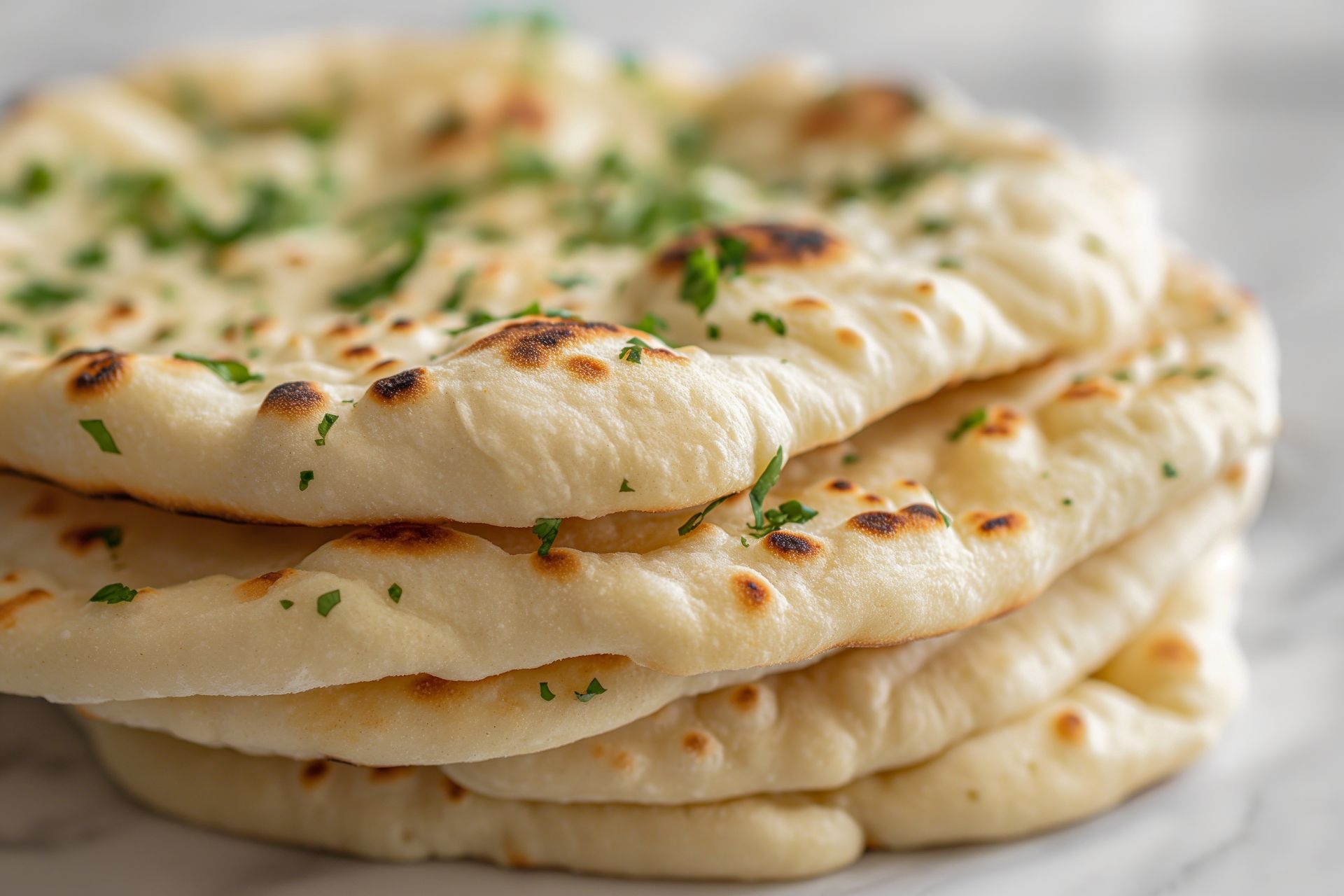 Naans empilés dans une assiette
