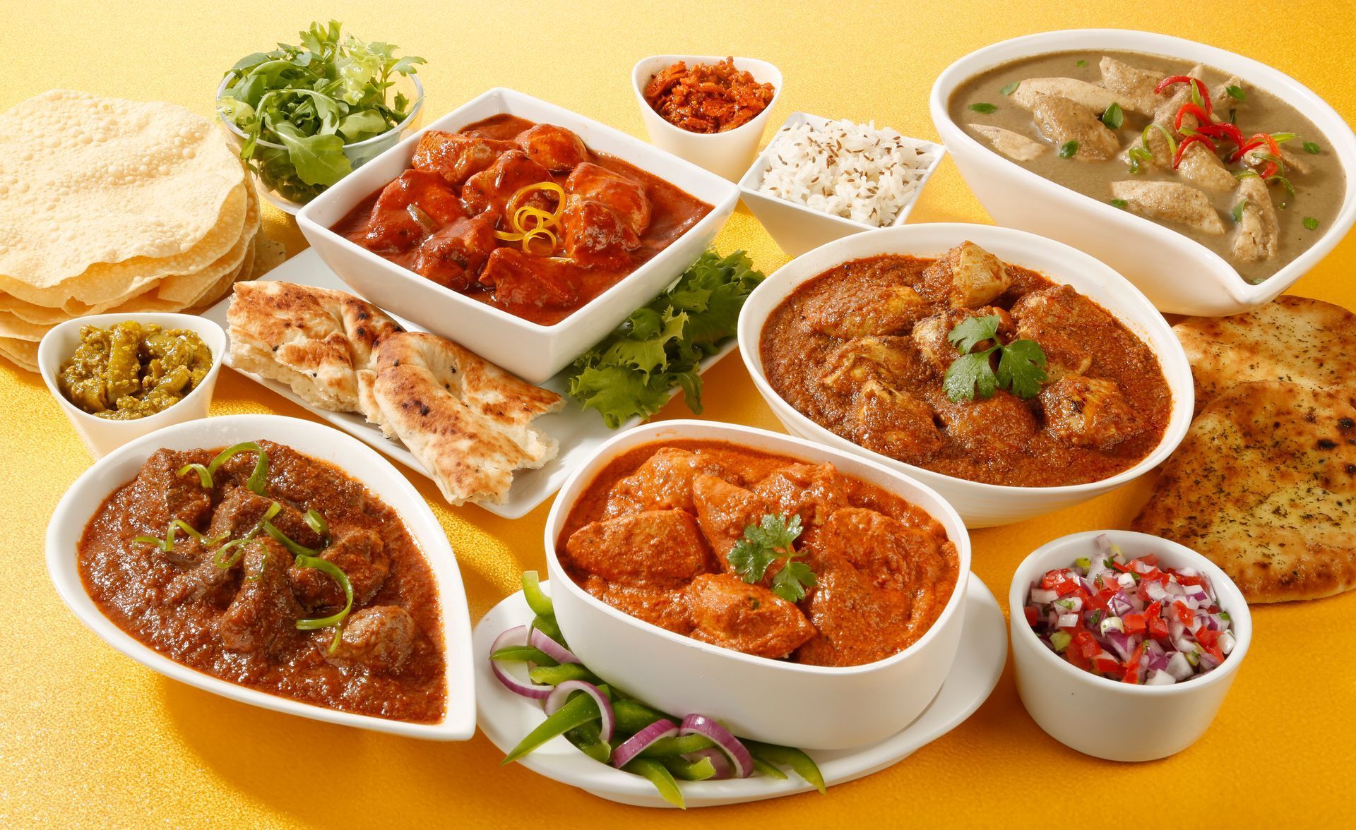 Table jaune avec de nombreux plats indiens