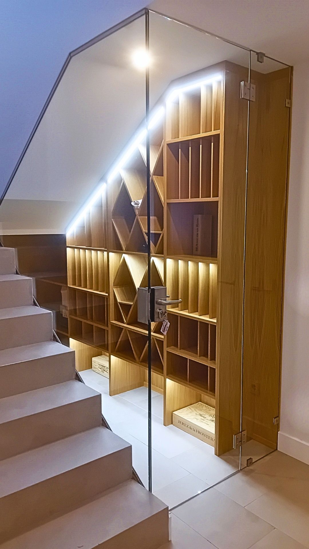 Una sala de estar con chimenea y una mesa con una linterna encima.