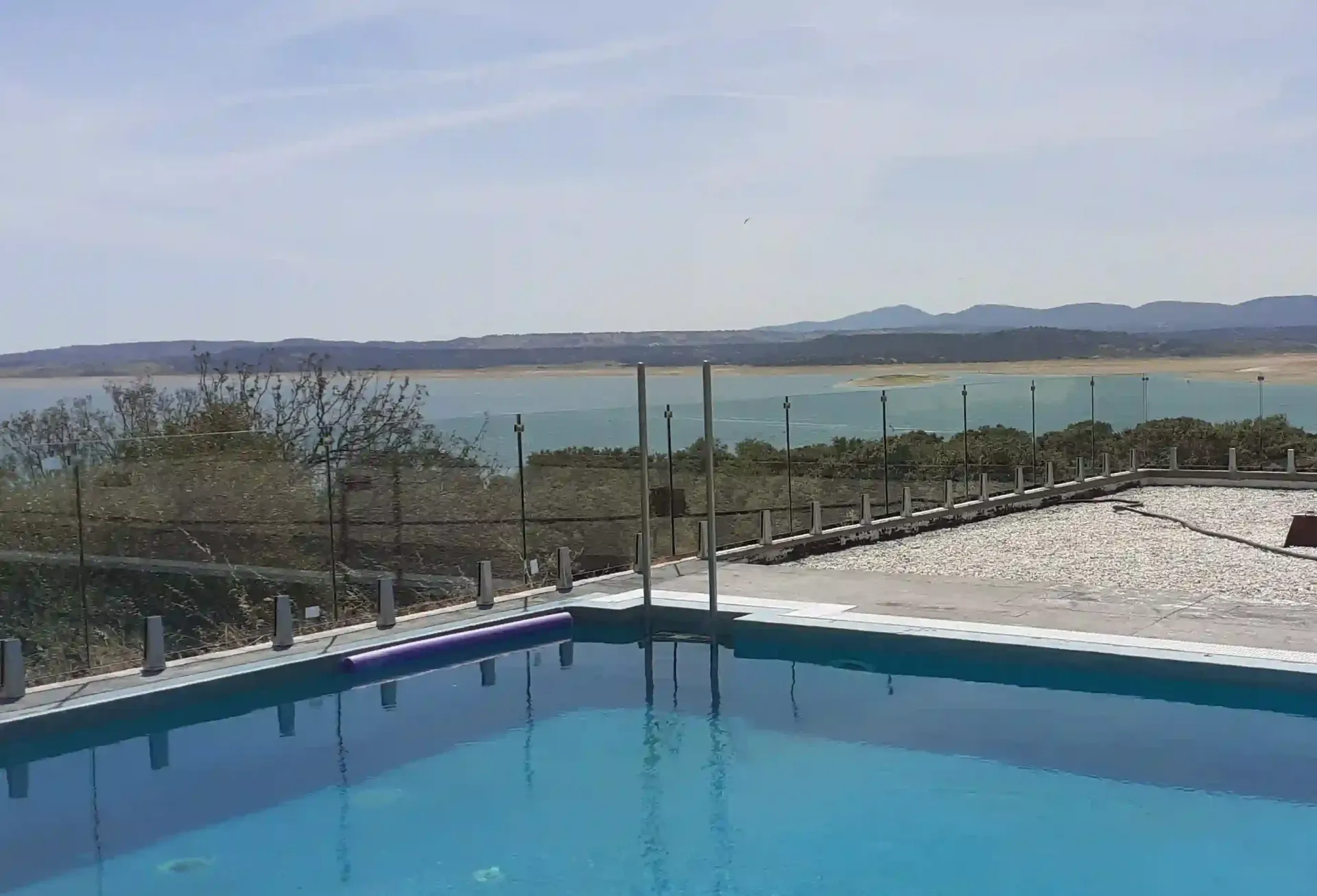 Una gran piscina con vista a un lago.