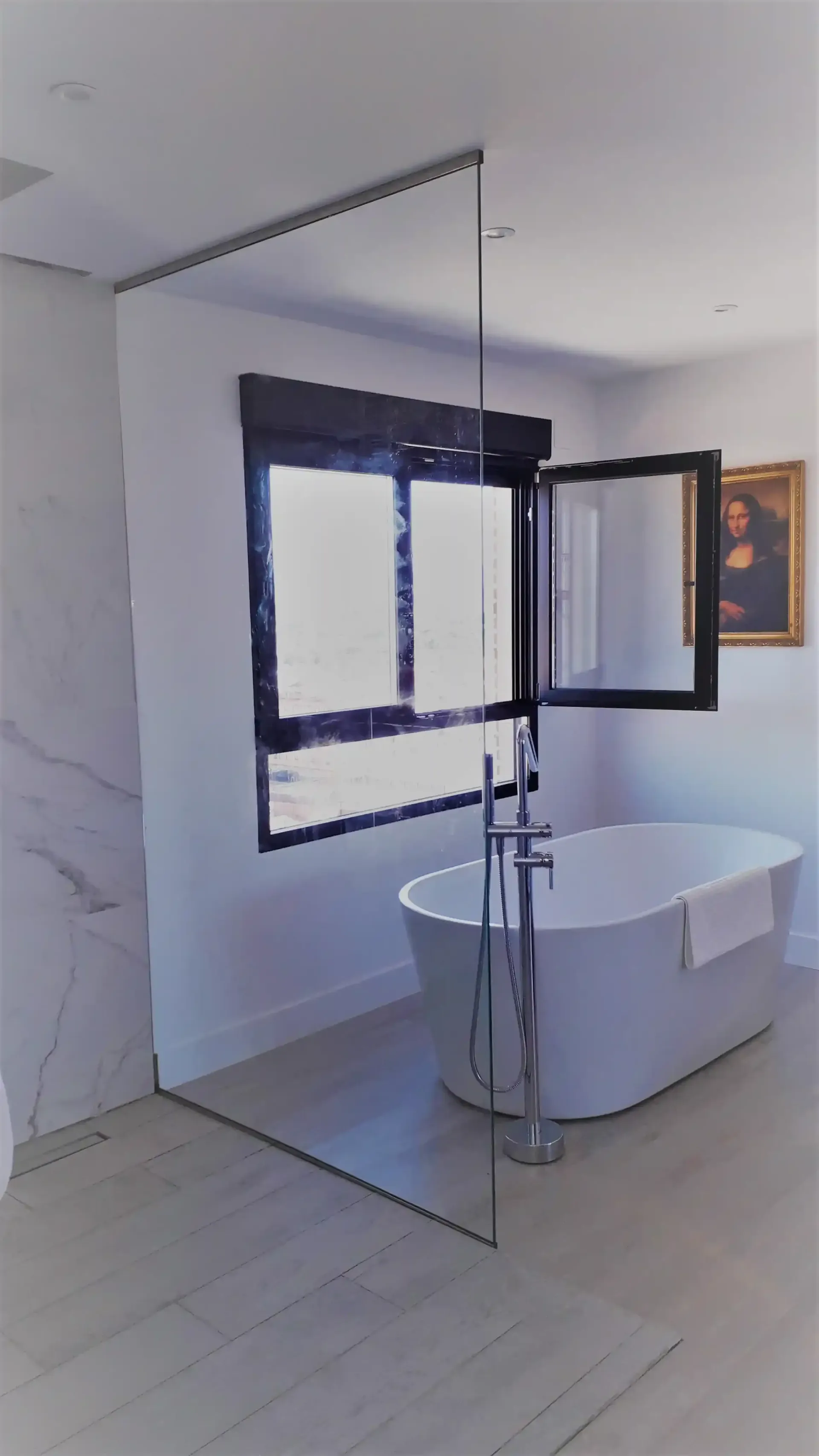 Un baño con bañera y ventana.