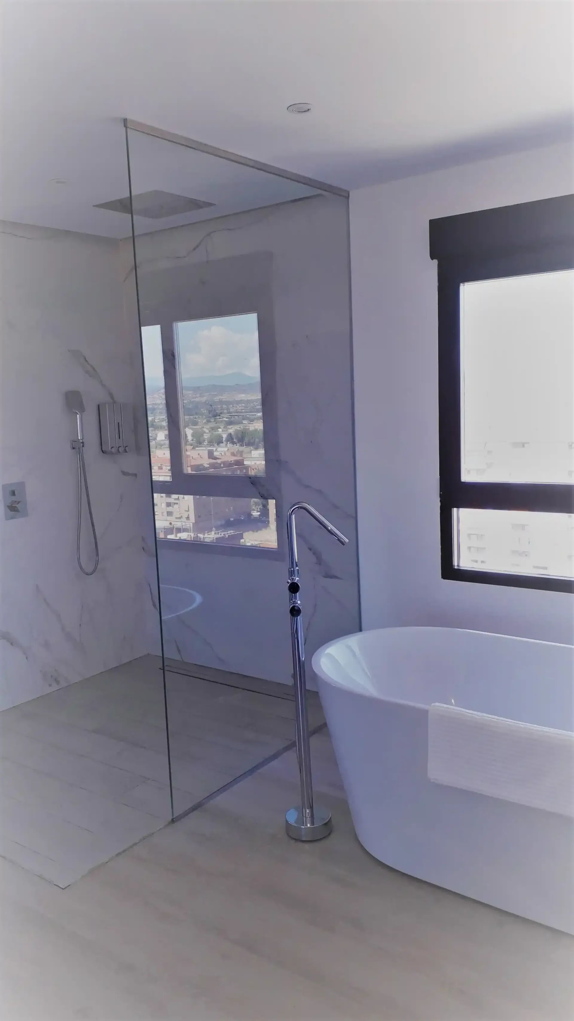 Un baño con bañera, ducha y ventana.
