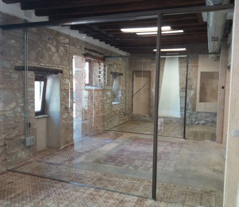 Una habitación grande con muchas paredes de cristal