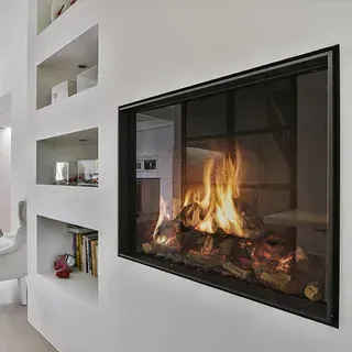 Una chimenea está empotrada en la pared de una sala de estar.