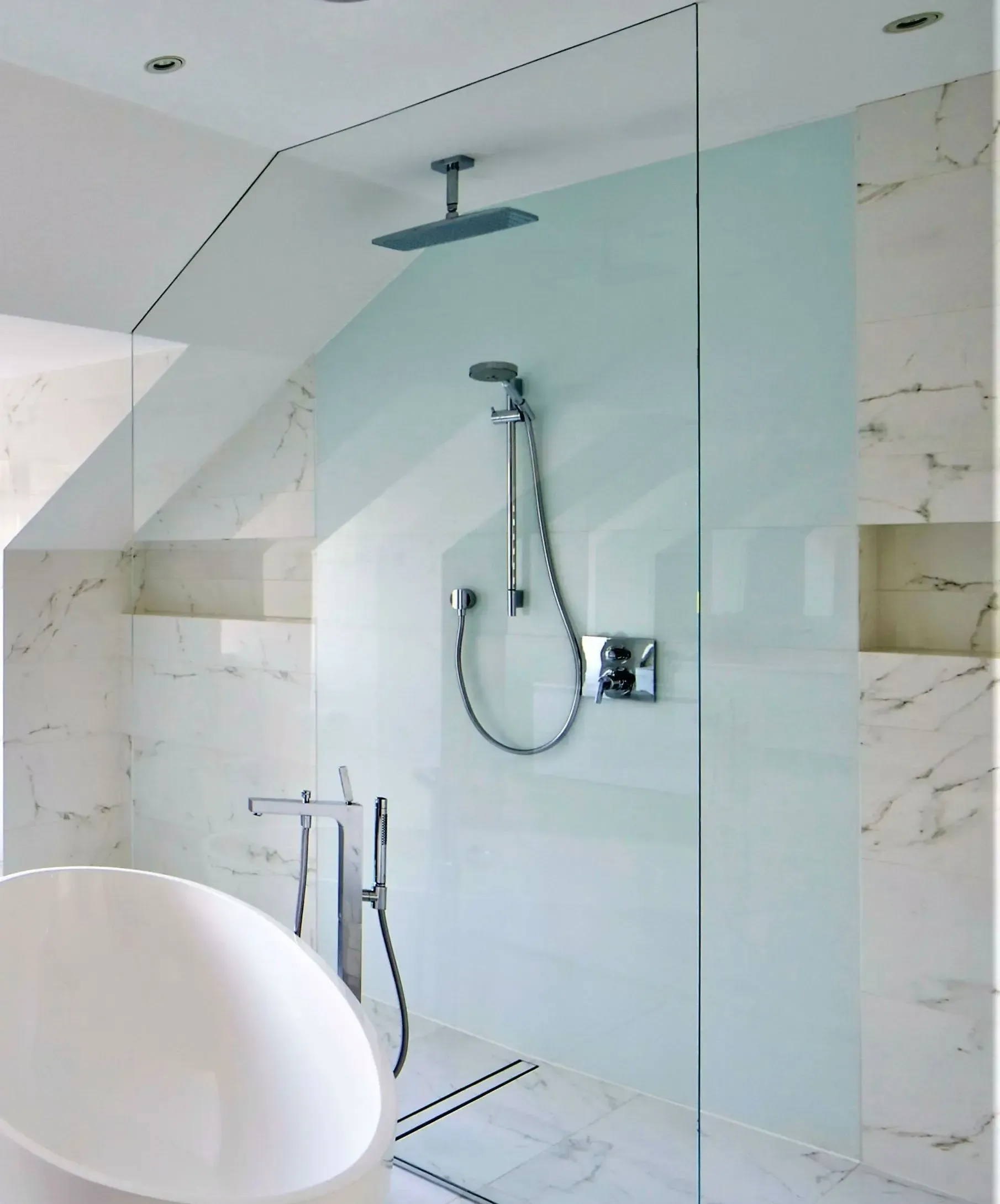 Un baño con bañera y ducha