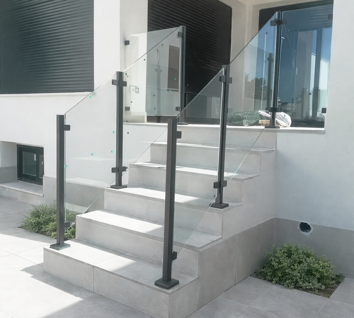 Barandilla de cristal en porche con postes en negro 