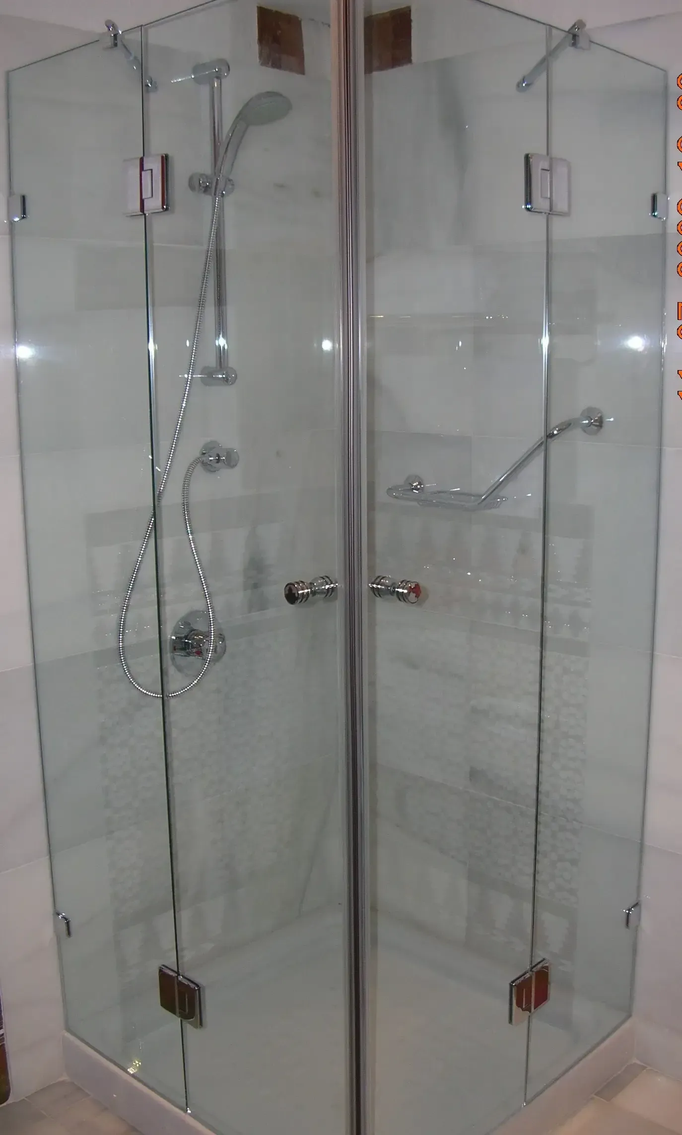 Una cabina de ducha con un cabezal de ducha en ella