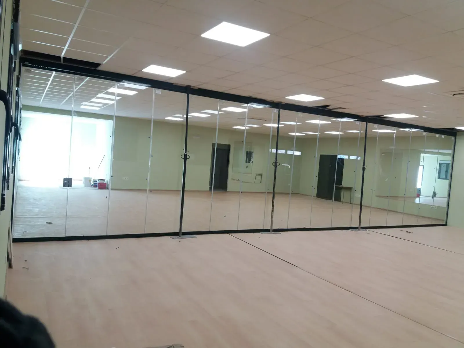 Una habitación grande con muchos espejos en la pared.